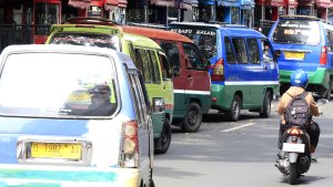Angkot-Ngetem-Bikin-Macet_20250313_073947.jpg
