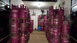 Aparat-Polda-Riau-menunjukkan-ratusan-tabung-gas-hasil-penggerebekan.jpg