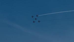 Atraksi-pesawat-tempur-TNI-AU-menghiasi-langit-Monas-saat-perayaan-HUT-ke-80-TNI.jpg
