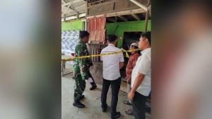 Ayah-korban-membopong-jenazah-bayi-ke-pemakaman-di-Desa-Gambah.jpg