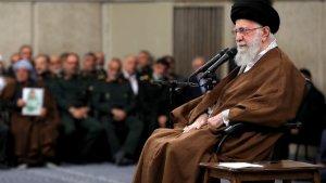 Ayatollah-Ali-Khamenei-bertemu-den.jpg