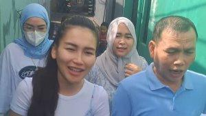 Ayu-Ting-Ting-dan-keluarga-saat-datang-ke-TPS-domisilinya-reg.jpg