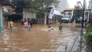 BANJIR-SAWANGAN-Anak-anak-bermain.jpg