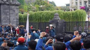 BEM-Undip-saat-melakukan-unjuk-rasa.jpg