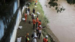 BERSIH-SUNGAI-Ratusan-anggota-Organisasi-Kemasyarakatan-Ormas.jpg