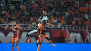 BORNEO-FC-VS-PERSIJA-Striker-Persija-Jakarta-Gustavo-Almeida-saat-berduel.jpg