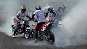 BURN-OUT-Atraksi-burn-out-alias-memutar-roda-motor.jpg