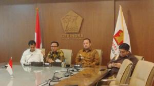 Bambang-Haryadi-batik-kuning-saat-ditemui-awak-media.jpg