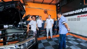 Bamsoet-saat-mengunjungi-Yoong-Motor-Academy-di-Surabaya.jpg