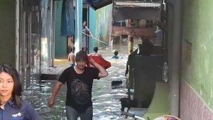 Banjir-masih-menggenangi-kawasan-RW-5-Kebon-Pala-Kampung-Melayu.jpg
