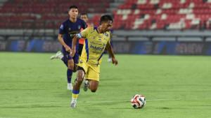 Beckham-Putra-menggiring-bola.jpg