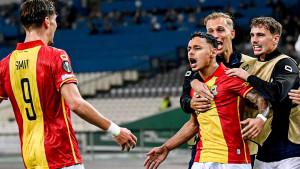 Bek-Timnas-Indonesia-Dean-James-melakukan-selebrasi-bersama-rekan-satu-tim-Go-Ahead-Eagles.jpg