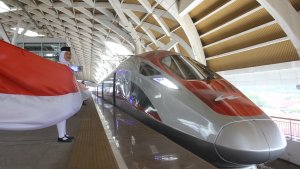 Bendera-Merah-Putih-210-Meter-Membentang-di-Stasiun-Kereta-Cepat_20250817_165619.jpg