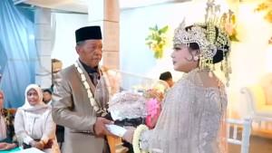 Berikut-ini-sosok-Tarman-Kakek-74-tahun-di-Wonogiri-Jawa-Tengah-yang-viral.jpg