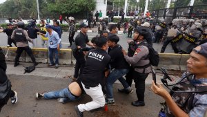 Betrokan-Polisi-dengan-Massa-Aksi-di-Gedung-DPR-RI-Jakarta_20250825_144649.jpg