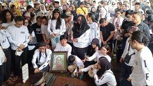 Bimbim-Slank-memeluk-foro-Bunda-Iffet-saat-pemakaman-321.jpg