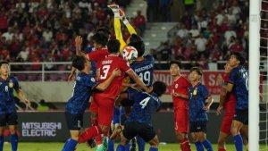Bola-Timnas-Indonesia-Muhammad-Ferrari-tengah-menyundul.jpg