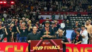 Brandon-Jawato-tengah-menjadi-MVP-Finals-IBL-All-Indonesian-2024.jpg