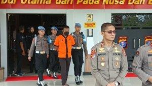 Brigadir-AK-saat-digiring-aparat-ke-lokasi-konferensi-pers-di-Polda-Kalteng.jpg