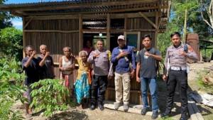 Bripka-Fabianus-Byando-Mere-Polisi-yang-Bangun-Rumah-Layak-Huni-untuk-Nenek-Esterina.jpg