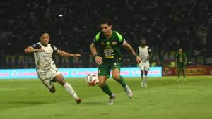 Bruno-berebut-bola-dengan-Rio-Fahmi-di-laga-Persebaya-vs-Persija.jpg