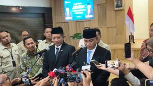 Budi-Arie-Setiadi-bersama-Ferry-Juliantono-usai-serah-terima-jabatan-di-Kantor-Kementerian-Koperasi.jpg