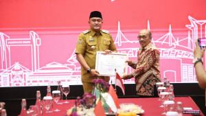 Bupati-Bogor-Rudy-Susmanto-memberi-penghargaan-umroh-gratis.jpg