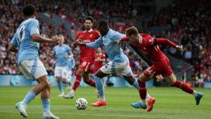 Callum-Hudson-Odoi-menendang-bola-pada-laga-Liverpool-vs-Nottingham-di-Liga-Inggris.jpg