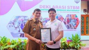Camat-Pulogadung-Syarifudin-Chandra-beri-penghargaan-ke-Ketua-Umum-Yayasan-Wijaya-Eddy-Wijaya.jpg