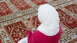 Cara-Sholat-Idul-Fitri-Sendiri-di-Rumah-untuk-Perempuan-Dilengkapi-Niat-dan-Doa-Iftitah.jpg