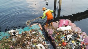Cegah-Banjir-dengan-Bersihkan-Sampah-di-Kali-Mookervart_20250709_172601.jpg