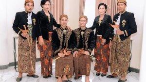 Chiko-dan-Wiran-pasangan-sesama-jenis-yang-dikabarkan-melakukan-pernikahan.jpg