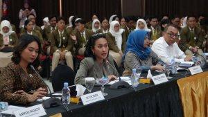 Christina-Aryani-saat-berbicara-di-hadapan-ratusan-mahasiswa.jpg