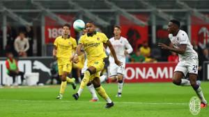 Christopher-Nkunku-kiri-saat-berusaha-mengontrol-bola.jpg