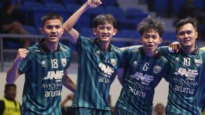 Cosmo-JNE-Jakarta-merayakan-kemenangan-saat-lolos-ke-semifinal-Futsal-Super-Cup-2025.jpg