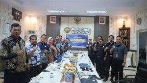 DPRD-Kabupaten-Kolaka-Timur-yang-diwakili-Ketua-Komisi-I-Eka-Saputra-Ketua-Komisi-II-Suprianto.jpg
