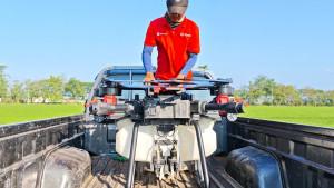 DRONE-PERTANIAN-Pilot-drone-Adam-Dalah-Agung-576.jpg