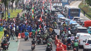 Demo-Mahasiswa-Ricuh-di-Depan-Polda-Metro-Jaya_20250829_222040.jpg
