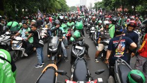 Demo-Ojek-Online-di-Surabaya_20250520_133834.jpg