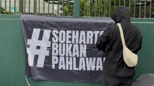 Demo-Tolak-Gelar-Pahlawan-untuk-Soeharto.jpg