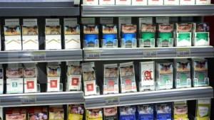 Deretan-rokok-berbagai-merek-terpajang-di-etalase-toko.jpg