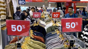 Diskon-Pusat-Perbelanjaan-Jelang-Lebaran_20250328_192335.jpg
