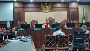 Dua-mantan-petinggi-PT-Timah-Tbk-Mochtar-Riza-Pahlevi-Tabrani-dan-Emil-Ermindra-321.jpg