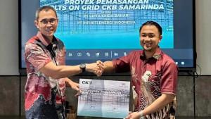 Dua-perwakilan-dari-Infien-Energy-dan-CKB-Logistics-berjabat-tangan.jpg