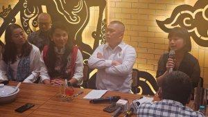 Dudy-Purwagandhi-bersama-pihak-Grab-dan-Gojek-dalam-konferensi-pers.jpg