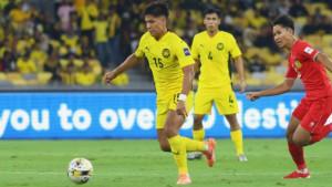 Duel-pemain-Malaysia-melawan-Laos-pada-pertandingan-lanjutan-Grup-F.jpg
