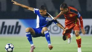 Duel-pemain-Persib-Bandung-Eliano-Reijnders-melawan-bintang-Selangor-FC-Faisal-Halim.jpg