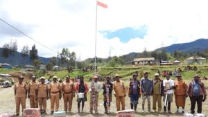 EKONOMI-PAPUA-Penyerahan-bantuan-dari-kepala-distrik.jpg