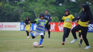 Ekspresi-seorang-pemain-saat-menendang-bola.jpg