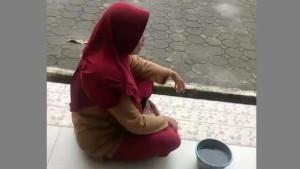 Emak-emak-membawa-baskom-berisi-timah-basah-ke-Kantor-PT-Timah-Toboali.jpg